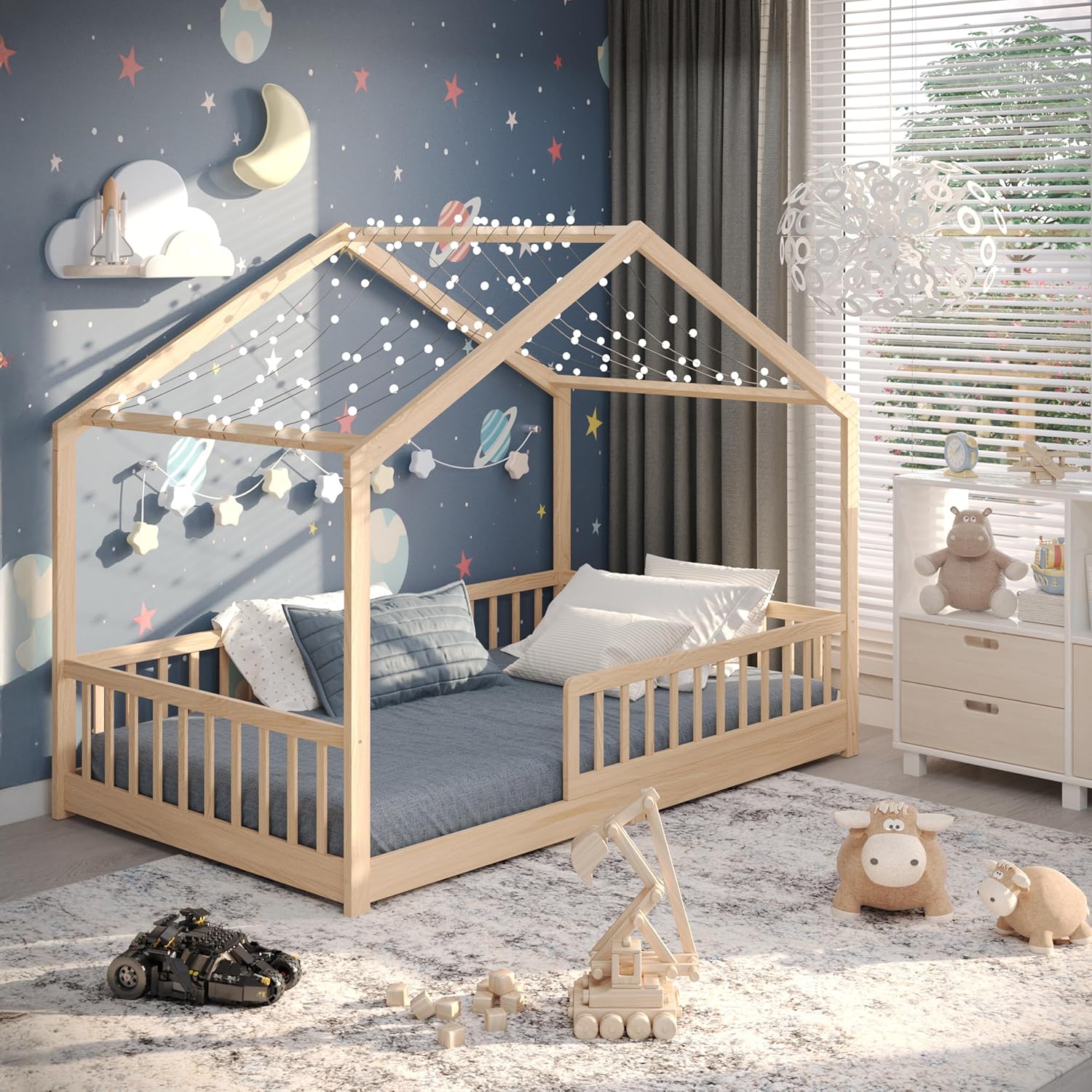 CADANI Malte Kinderbett 120x200 cm – Hausbett mit abnehmbarem Rausfallschutz, bis 200 kg belastbar, Roll-Lattenrost, Montessori Bodenbett aus Massivholz Kiefer, Natur
